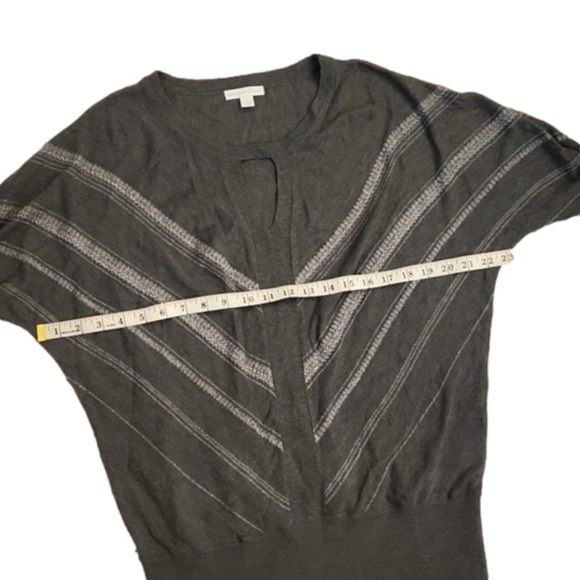 WOMENS New York & Co gray with silver cut out quarter sleeve top size Medium. - Picture 13 of 15